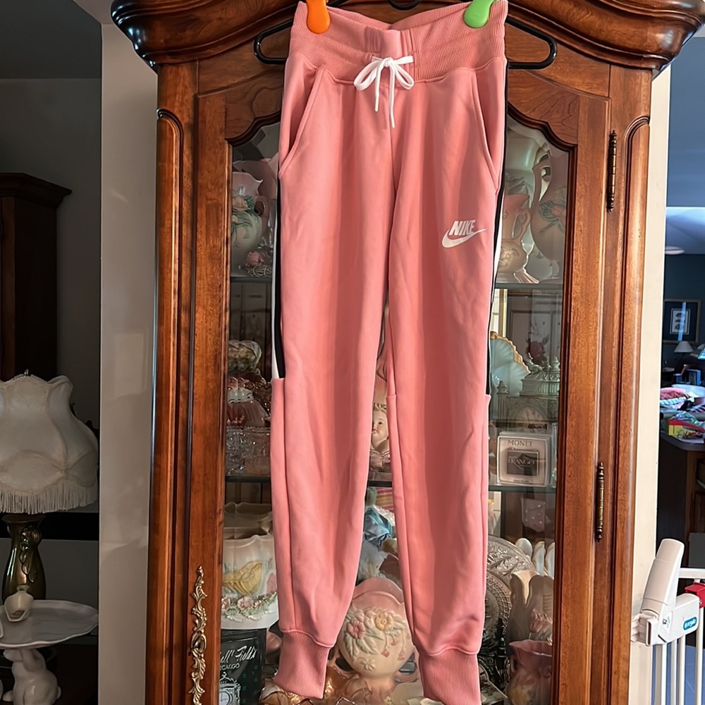 NIKE women’s jogger pants, size XS. Gently worn condition.